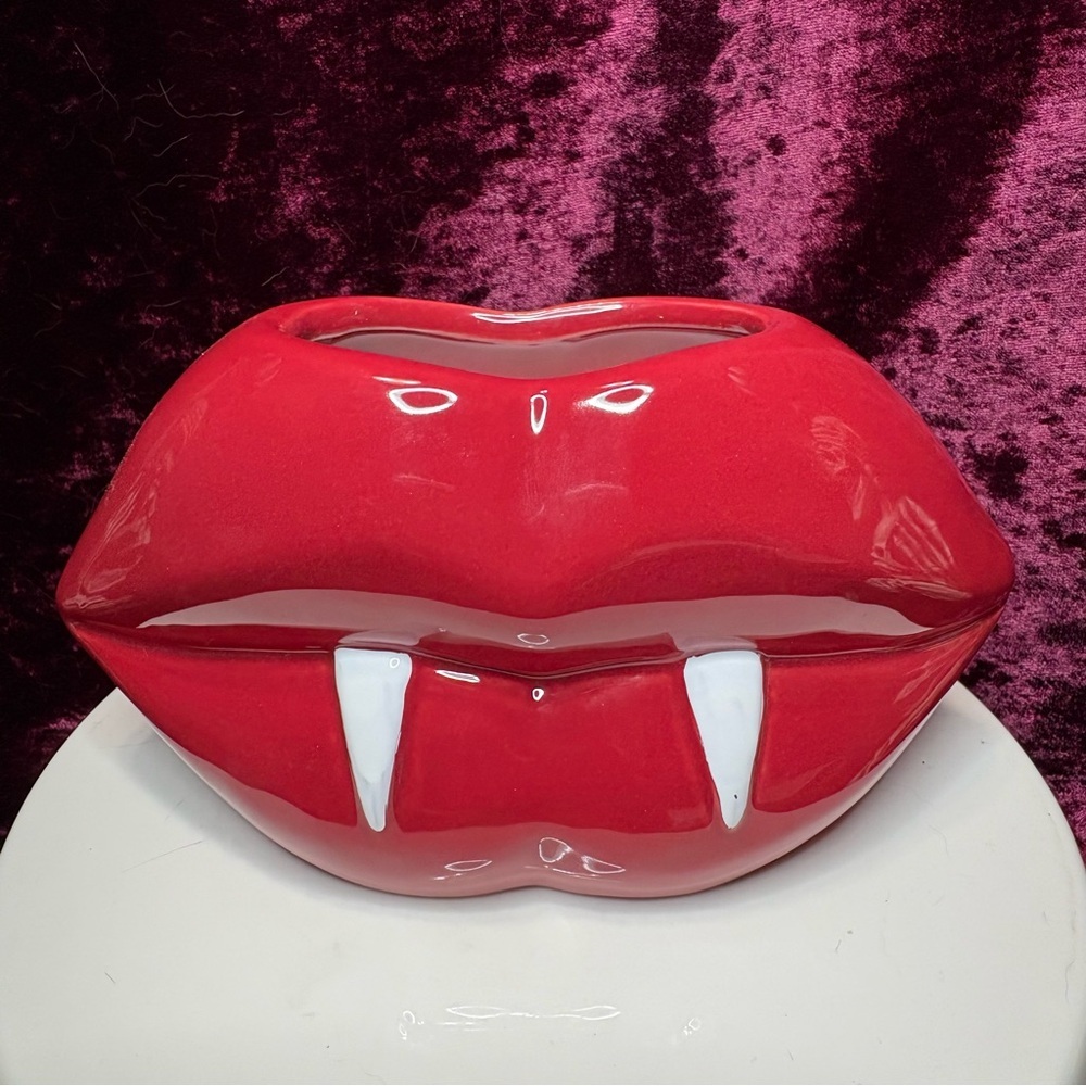 DW Home Goodies HTF Halloween Vampire Red Lips 'Forbidden Kiss' 2 Wick Candle - Picture 4 of 9